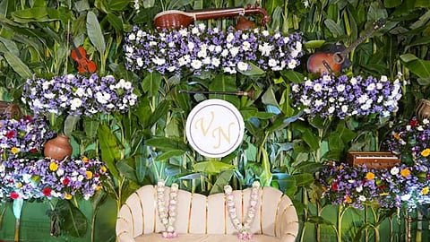 வீணை கலைஞர் திருமணத்திற்கு இசை கருவி பின்னணியில் மேடை