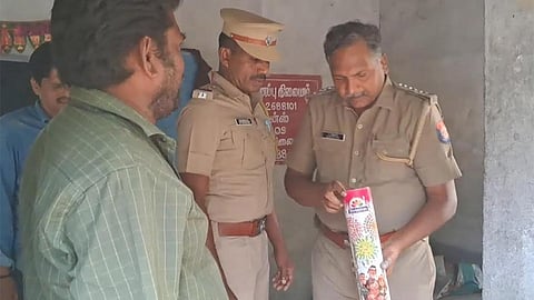 புதுச்சேரியில் பட்டாசு தயாரிக்கும் இடங்களில் போலீசார் சோதனை