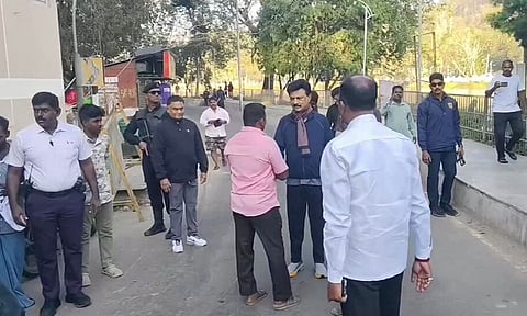 கொடைக்கானலில் முதலமைச்சர் மு.க.ஸ்டாலின் நடைபயிற்சி- "செல்பி" எடுத்து மக்கள் மகிழ்ச்சி