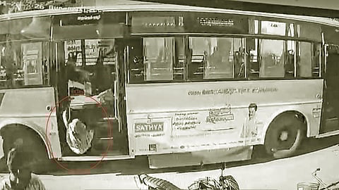 தென்காசி அருகே அரசு பஸ் படிக்கட்டில் இருந்து தவறி விழுந்து மூதாட்டி பலி