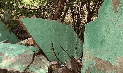 தருமபுரியில் பள்ளி சுற்றுசுவர் இடிந்து விபத்து - 3 வயது சிறுமி கவலைக்கிடம் 