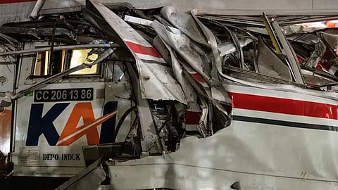இந்தோனேசியாவில் இரு ரெயில்கள் மோதி பயங்கர விபத்து- 7 பேர் பலி 