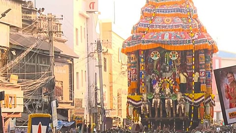 மதுரை சித்திரை திருவிழா தேரோட்டம் கோலாகலம்: மாசி வீதிகளில் குவிந்த பக்தர்கள்