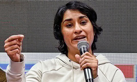 மீண்டும் மல்யுத்த போட்டிகளில் பங்கேற்க விடாமல் தடுப்பதாக வினேஷ் போகத் குற்றச்சாட்டு - சம்மேளனம் விளக்கம் 