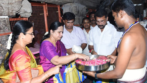 பழனி தண்டாயுதபாணி சுவாமி கோவிலில் எடப்பாடி பழனிசாமியின் மனைவி, மகன் மற்றும் குடும்பத்தினர் சுவாமி தரிசனம் செய்தனர்.