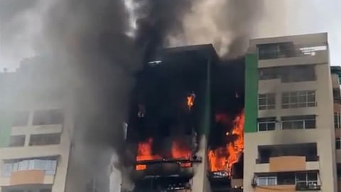 உத்தரபிரதேசத்தில் அடுக்குமாடி குடியிருப்பில் பயங்கர தீ விபத்து