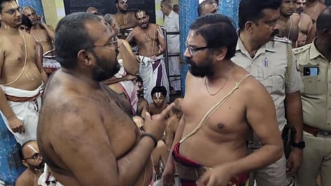 இதுக்கு ஒரு முடிவே இல்லையா?- கோவில் கருவறை முன் வடகலை-தென்கலை பிரிவினரிடையே தகராறு