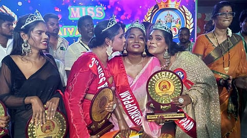 புதுச்சேரியில் அழகிபோட்டி: பாரம்பரிய, நவீன ஆடை அணிந்து  நடனமாடி அசத்திய திருநங்கையர்