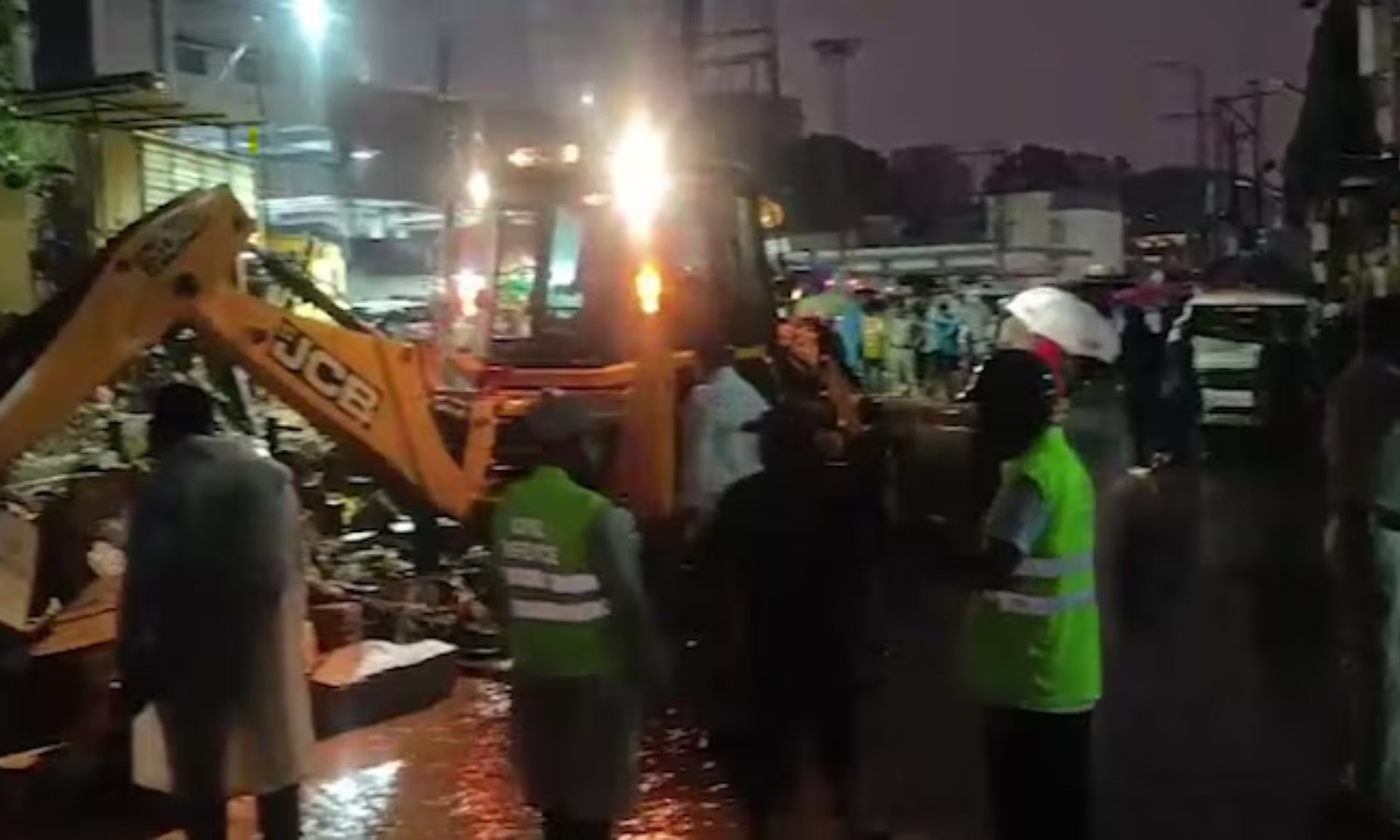 பெங்களூரு மழை - மருத்துவமனை சுற்றுசுவர் இடிந்து விழுந்து 7 பேர் பலி!    