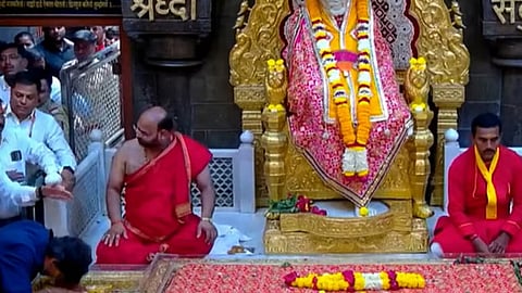 சீரடியில் விஜய்...  சாய்பாபா கோவிலில் சாமி தரிசனம் 