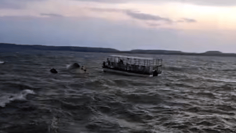 Boat Capsized | திடீரென மூழ்கிய சொகுசு கப்பல்... 6 சுற்றுலா பயணிகள் உயிரிழப்பு... மீட்பு பணிகள் தீவிரம்!