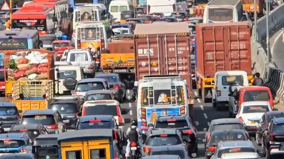 பெருங்களத்தூரில் கடும் போக்குவரத்து நெரிசல்- ஜி.எஸ்.டி ரோட்டில் அணிவகுத்து நின்ற வாகனங்கள்