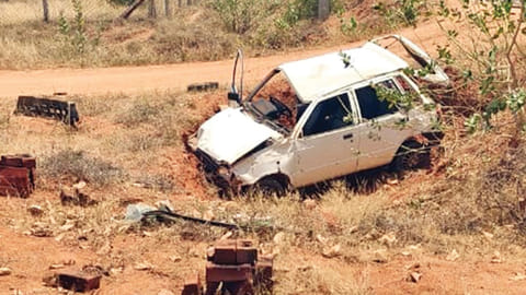 களக்காடு அருகே சிறுவன் ஓட்டி சென்ற கார் பள்ளத்தில் கவிழ்ந்து விபத்து- சிறுமி பலி 