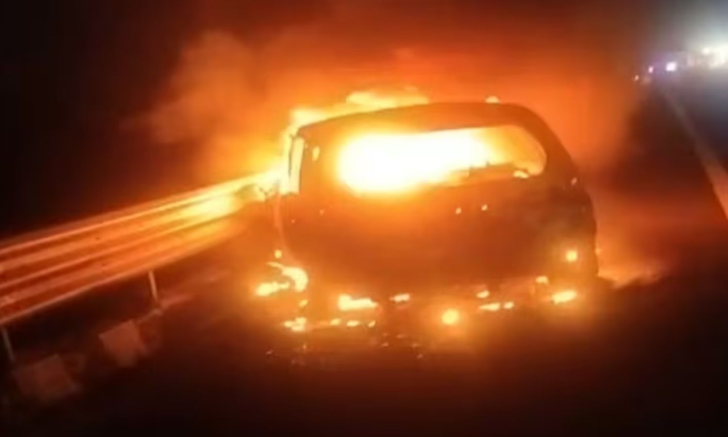 ஓடும் வழியில் தீப்பிடித்து எரிந்த CNG கார்.. சிறுமி உட்பட 5 பேர் உடல் கருகி பலி | Rajasthan accident 