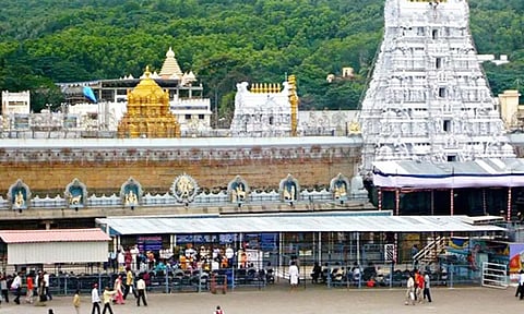 தொடர் விடுமுறையால் திருப்பதி கோவிலில் பக்தர்கள் கூட்டம் அதிகரிப்பு 