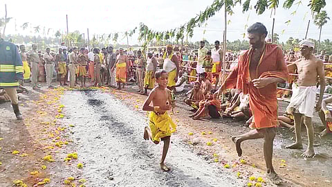 பக்தி பரவசத்துடன் குண்டம் இறங்கிய பக்தர்கள்.