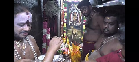 சுப்புலட்சுமி காலபைரவரை வணங்கும் காட்சி 
