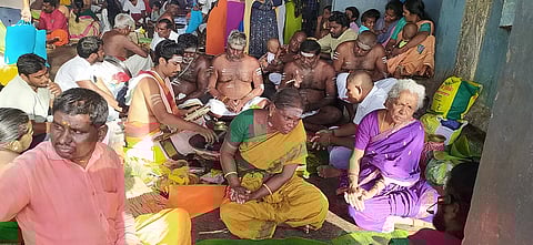 பவானி கூடுதுறையில் பொதுமக்கள் பரிகார பூஜை செய்த போது எடுத்த படம்.