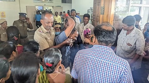 உடலில் மண்எண்ணையை ஊற்றி மனைவி, குழந்தையுடன் தற்கொலைக்கு முயன்ற தொழிலாளி- கலெக்டர் அலுவலகத்தில் பரபரப்பு