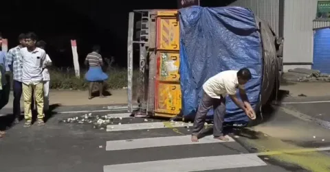 லாரி கவிழ்ந்து கிடப்பதையும், முட்டைகள் உடைந்து சாலையில் ஆறாக ஓடியதையும் படத்தில் காணலாம்.