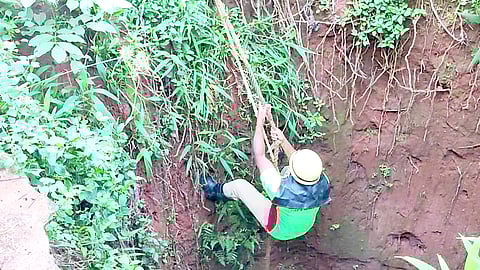 குளச்சலில் 40 அடி ஆழக் கிணற்றில் உயிருக்கு போராடிய நாய்க்குட்டியை மீட்டு வரும் தீயணைப்பு வீரர்