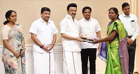 முதல்-அமைச்சர் மு.க.ஸ்டாலின் காணொலிக் காட்சி வாயிலாக மதுரை மாவட்ட மைய நூலகத்தில் நடைபெற்ற நிகழ்ச்சியில் மதுரை மாவட்டத்தில் உள்ள 85 நூலகங்களுக்கு போட்டித் தேர்வுக்கான ரூ.30 லட்சம் மதிப்பிலான 13 ஆயிரம் நூல்கள் மற்றும் நூலடுக்குகளை வழங்கும் நிகழ்வினை தொடங்கி வைத்து வழங்கினார்.