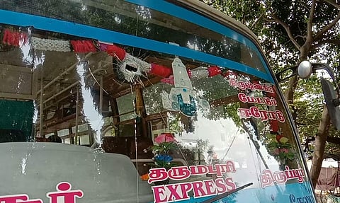 கல்வீசி உடைக்கப்பட்ட அரசு பஸ் கண்ணாடி.