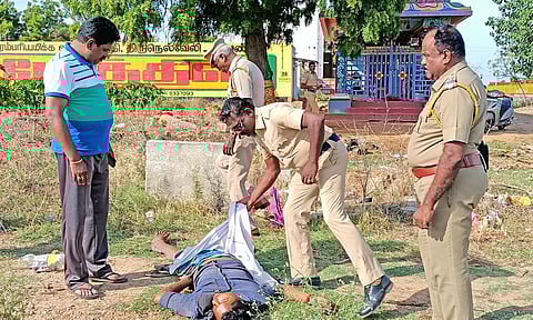 கொலை நடந்த இடத்தில் போலீசார் விசாரணை நடத்திய காட்சி.