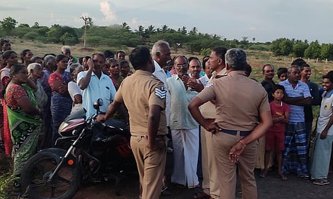 தேங்காய் நார் தொழிற்சாலையை முற்றுகையிட்ட கிராம மக்களிடம் போலீசார் பேச்சுவார்த்தை நடத்திய காட்சி.