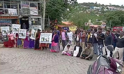 சாலை மறியலில் ஈடுபட்ட உறவினர்களை படத்தில் காணலாம். தற்கொலை செய்து கொண்ட மோனிஷா கணவருடன் உள்ள படம்.