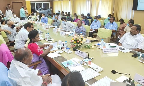 கவர்னர் தலைமையில் திட்டக்குழு கூட்டம் நடைபெற்ற காட்சி