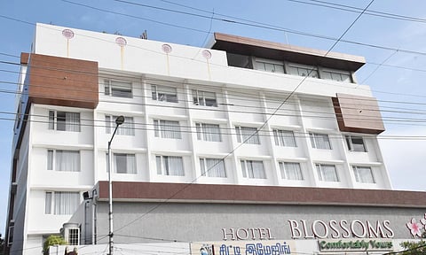 திருச்சி மத்திய பஸ் நிலையம் அருகே லஞ்ச ஒழிப்பு போலீசார் சோதனை நடத்தி வரும் முன்னாள் அமைச்சர் காமராஜின் நண்பரான இளமுருகு என்பவருக்கு சொந்தமான ஓட்டல்.