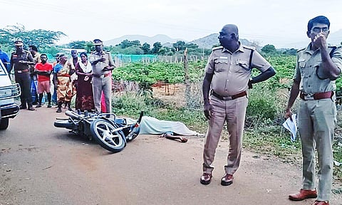 கொலை நடந்த இடத்தில் மாவட்ட எஸ்.பி. பாஸ்கரன் தலைமையில் போலீசார் விசாரணை நடத்தினர்.