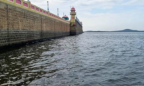 நீர்மட்டம் 90 அடியை எட்டியதால் கடல்போல் காட்சி அளிக்கும் பவானிசாகர் அணை.