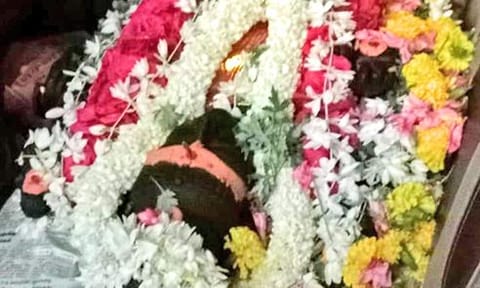 புதிதாக கொண்டு வரப்பட்ட அம்மன் சிலையை படத்தில் காணலாம்.