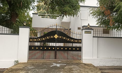 பொருட்கள் அள்ளிச்சென்ற வீட்டை படத்தில் காணலாம்.