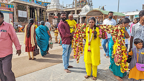 பழனி மலைக்கோவிலுக்கு பெங்களூரைச் சேர்ந்த பக்தர்கள் மலர் காவடி எடுத்து வந்த காட்சி.