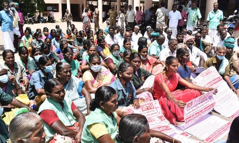 ஈரோடு கலெக்டர் அலுவலகத்தில் பல்வேறு கோரிக்கைகளை வலியுறுத்தி கிராம பஞ்சாயத்து டேங்க் ஆபரேட்டர்கள் மற்றும் தூய்மை பணியாளர்கள் காத்திருப்பு போராட்டத்தில் ஈடுபட்டனர்.