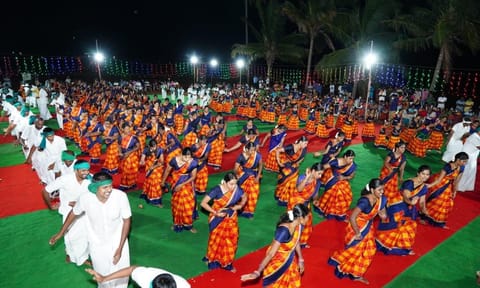 பல்லடம் கோவில் திருவிழாவில்  வள்ளி கும்மியாட்டம் அரங்கேற்றம் நடைபெற்ற காட்சி.