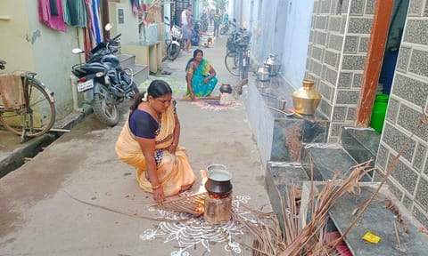 களக்காடு கோவில்பத்து பகுதியில் வீட்டு முன்பு பொங்கலிட்டு வழிபடும் பெண்கள்.
