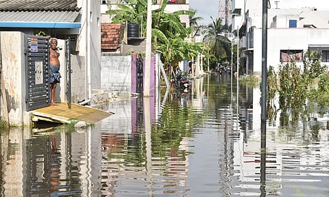 ஈரோடு வெட்டுக்காட்டு வலசு மடிக்காரர் காலனியில் வீடுகளை சூழ்ந்த மழை வெள்ளம்.
