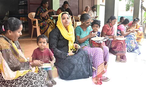 மாணவர்களின் பெற்றோர்களுக்கு காலை சிற்றுண்டி வழங்கப்பட்டது,
