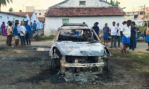 பெட்ரோல் ஊற்றி தீ வைத்து எரிக்கப்பட்ட கார்.