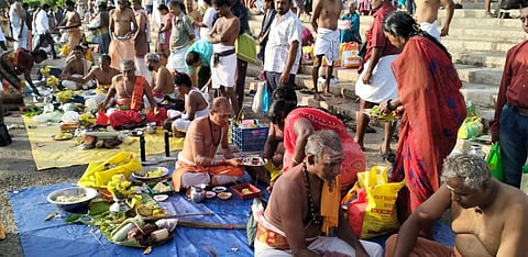 கொடுமுடி காவிரி ஆற்றில் திதி கொடுத்த பொதுமக்கள்.