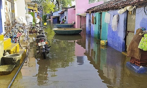 பவானியில் வீடுகளை சூழ்ந்த வெள்ளம்.