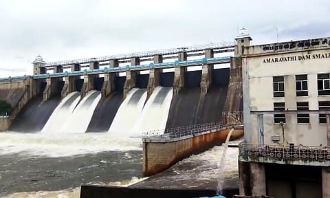 உடுமலை அமராவதி அணை நிரம்பி கடல் போல் காட்சியளிப்பதையும், அணையில் இருந்து தண்ணீர் திறந்து விடப்பட்டுள்ளதையும் காணலாம். 