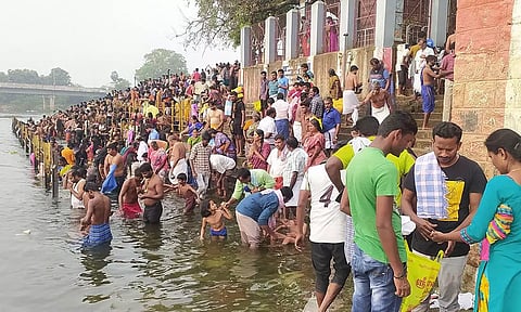 விடுமுறை தினமான இன்று பவானி கூடுதுறையில் புனித நீராடிய பக்தர்கள்.