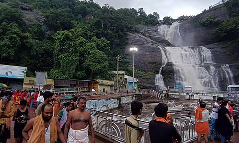 மெயின்அருவியில் குளிக்க தடை விதிக்கப்பட்டதால் ஏமாற்றத்துடன் திரும்பி சென்ற சுற்றுலாப்பயணிகள்.