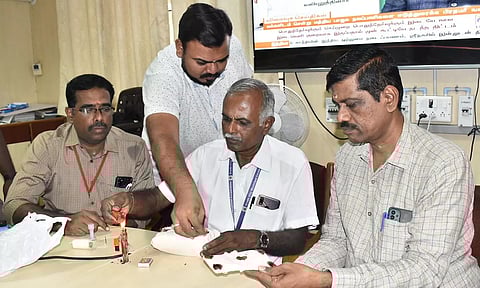 பறிமுதல் செய்யப்பட்ட பணத்தை சரிபார்த்து சீல் வைத்த அதிகாரிகள்.