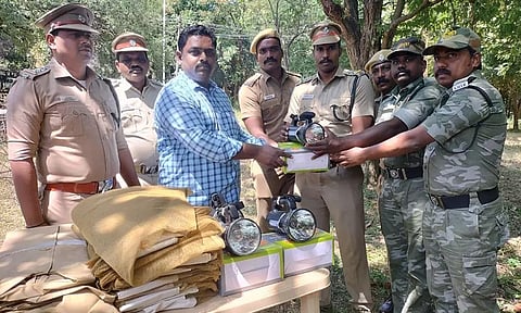 கணக்கெடுப்பு குழுவினருக்கு உபகரணங்கள் வழங்கப்பட்ட காட்சி.